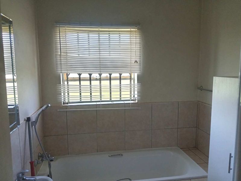 THREE BEDROOM TOWNHOUSE FOR SALE IN DAWN PARK - Photo 9