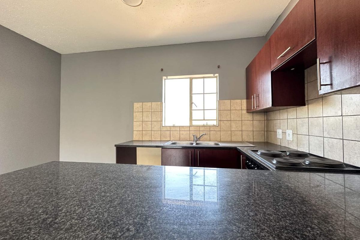 1 Bedroom Townhouse with a Spacious living area - Photo 4