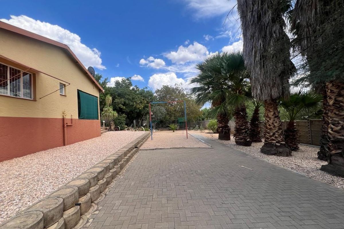 3 Bedroom House For Sale in Pionierspark Ext 1 - Photo 3