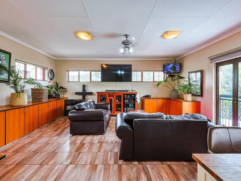 Ultimate Peace of Mind: Newly Painted, Move-In Ready House with Total Off-Grid Readiness - Photo 7