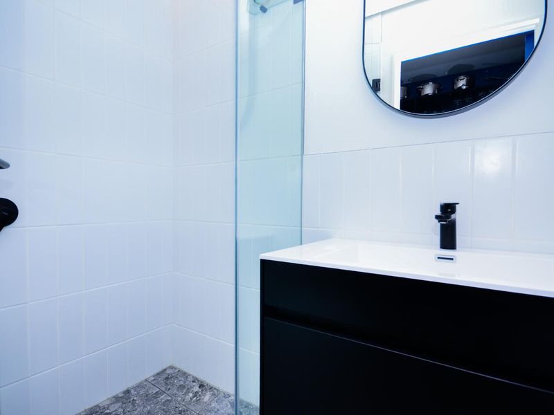 Furnished studio in Station House Sea Point - Photo 6