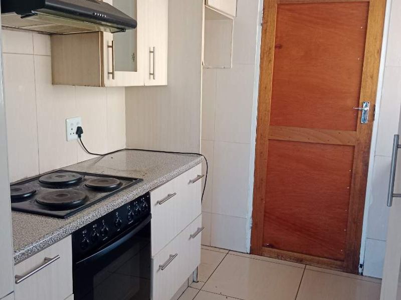Two Bedroom 1 Bathroom Simplex To Let - Photo 3