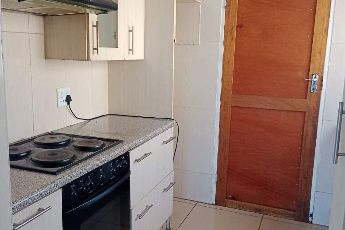 Two Bedroom 1 Bathroom Simplex To Let - Photo 5