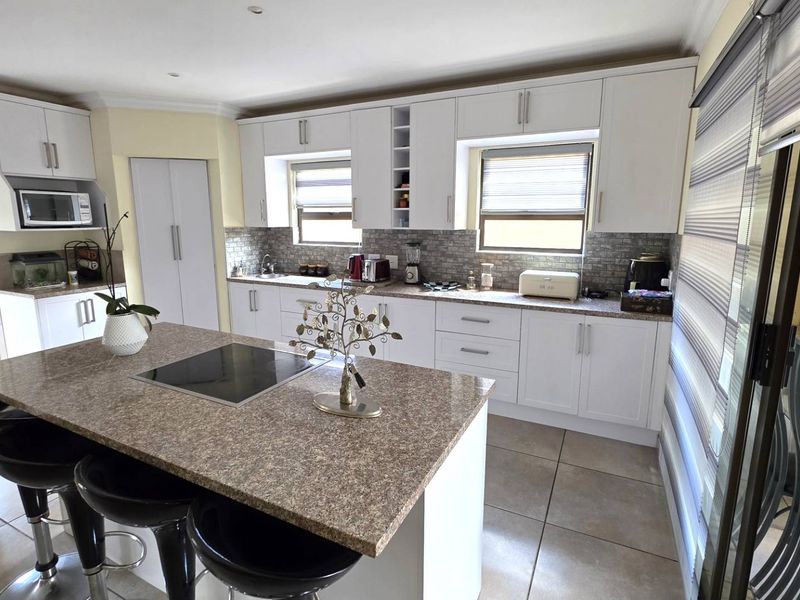 4 Bedroom Family Home in Melodie Hartbeespoort to RENT   R 24 000 - Photo 7