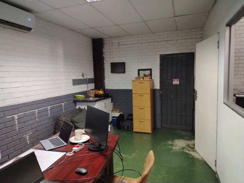 Prime Warehouse Lease in Alrode South: Elevate Your Business! - Photo 5