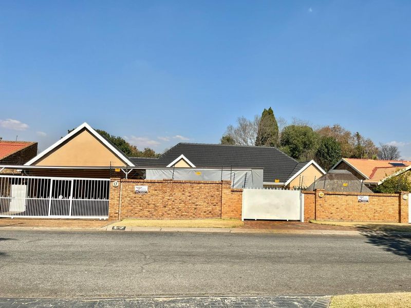 Discover Luxury in a Secure enclose area in Sunward Park 4-Bedroom Family Retreat.!" - Photo 4
