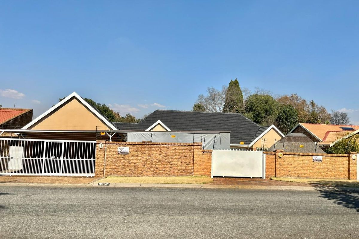 Discover Luxury in a Secure enclose area in Sunward Park 4-Bedroom Family Retreat.!" - Photo 4