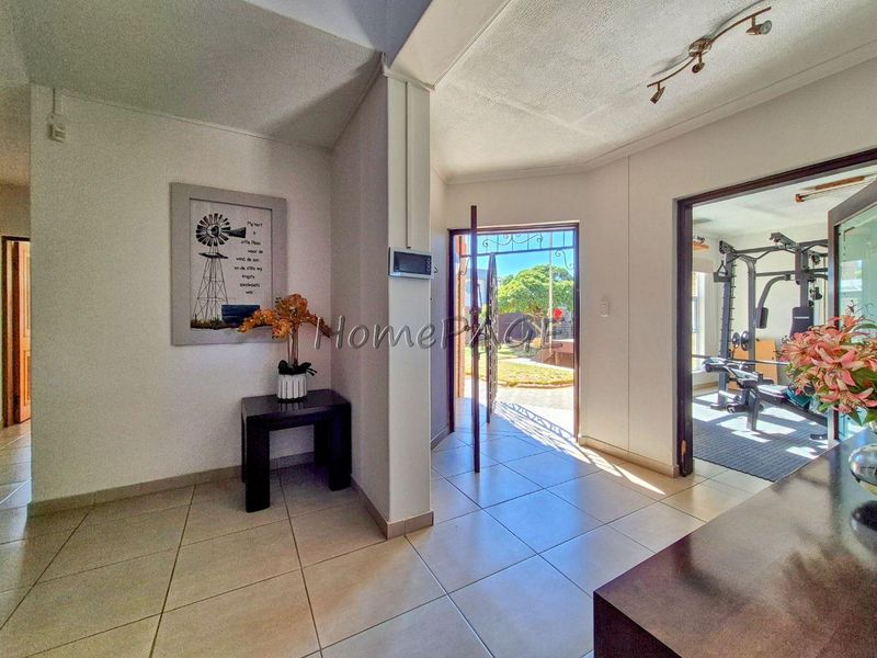Meersig, Walvis Bay:  Large Home close to Lagoon is for Sale - Photo 6