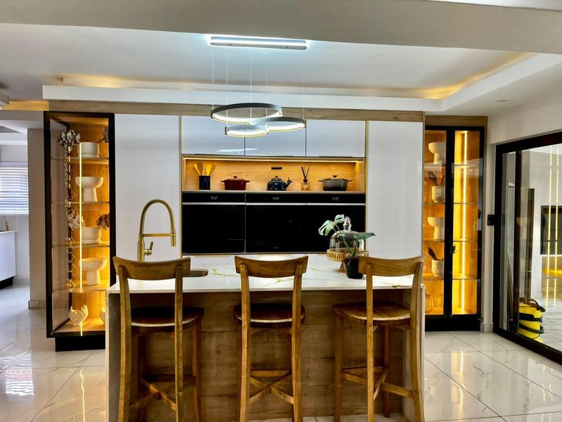 Luxurious 4-Bedroom House in Willow Acres Estate - Photo 8