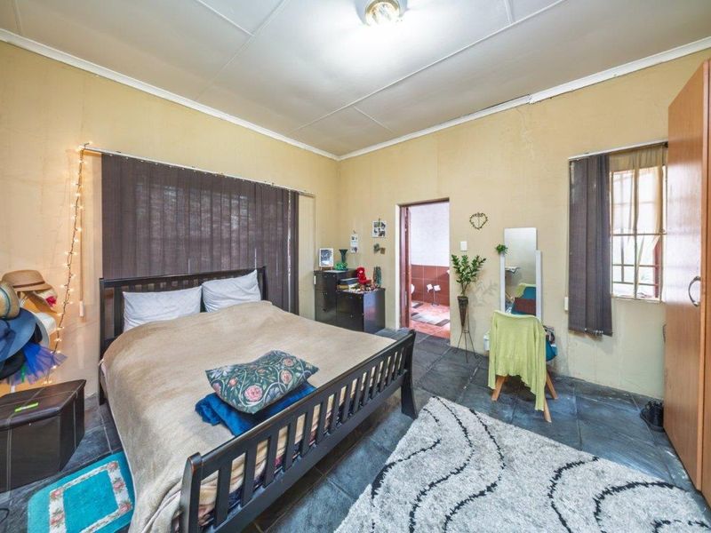 Spacious Family Home with Cottage & Exceptional Entertainment Features in Edenvale Central - Photo 9