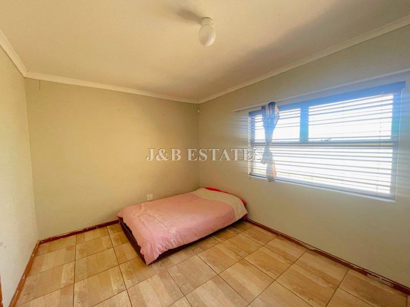 Modern 3-Bedroom House - Photo 9