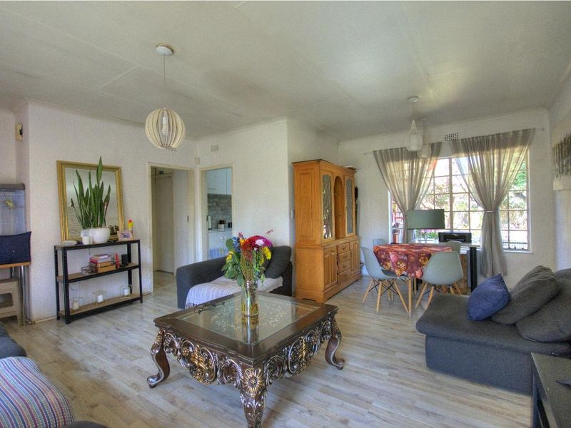 Renovated Beauty in Park-like gardens - Photo 10