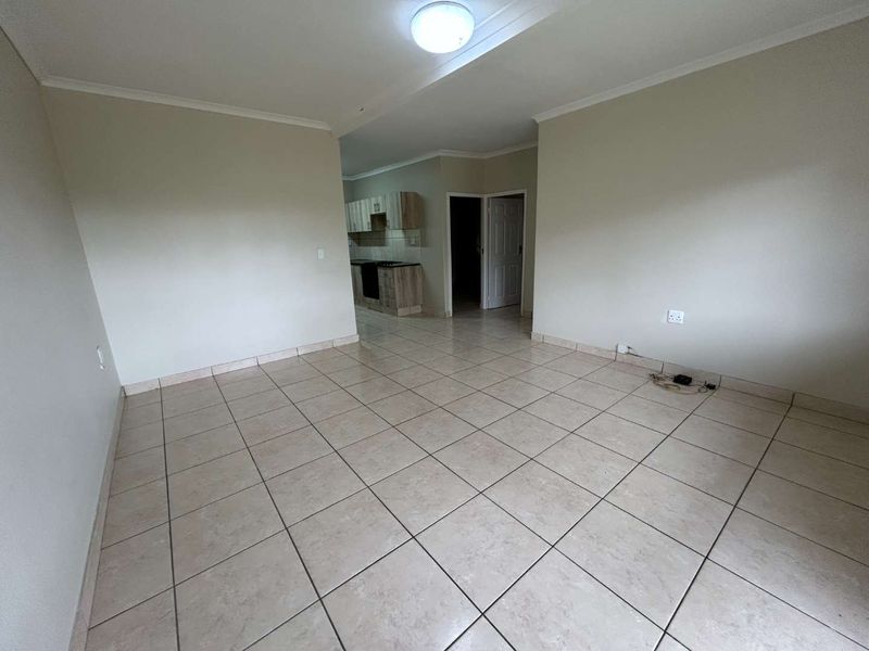 Charming Two-Bedroom Garden Apartment in a Secure Complex - Photo 3