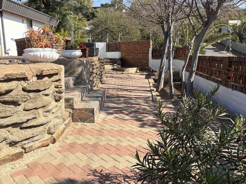 Luxury 6 Bedroom Family Home with Flatlet for Sale in Klein Windhoek - Photo 5