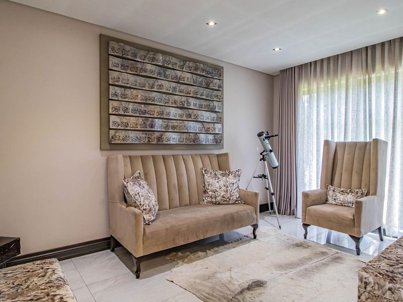 Entertain in Style: Luxurious 5-Bedroom Family Haven! - Photo 4