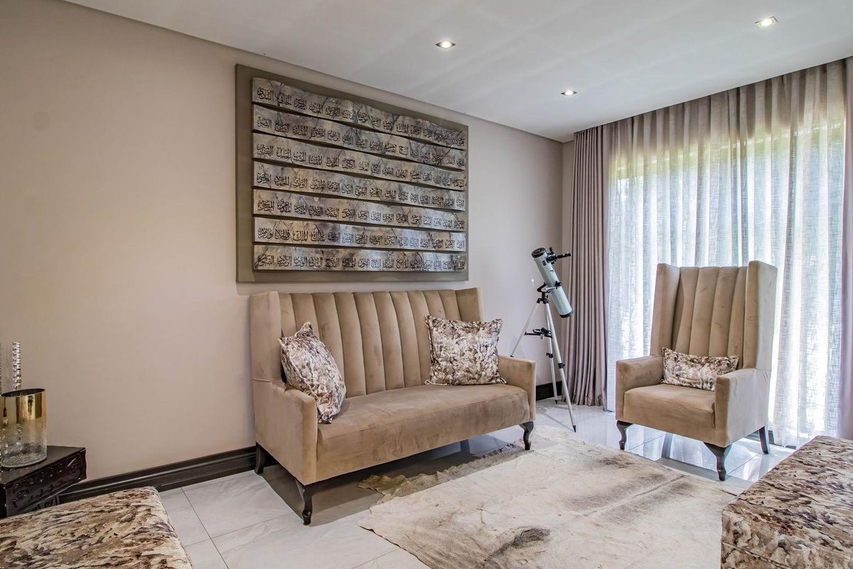 Entertain in Style: Luxurious 5-Bedroom Family Haven! - Photo 4