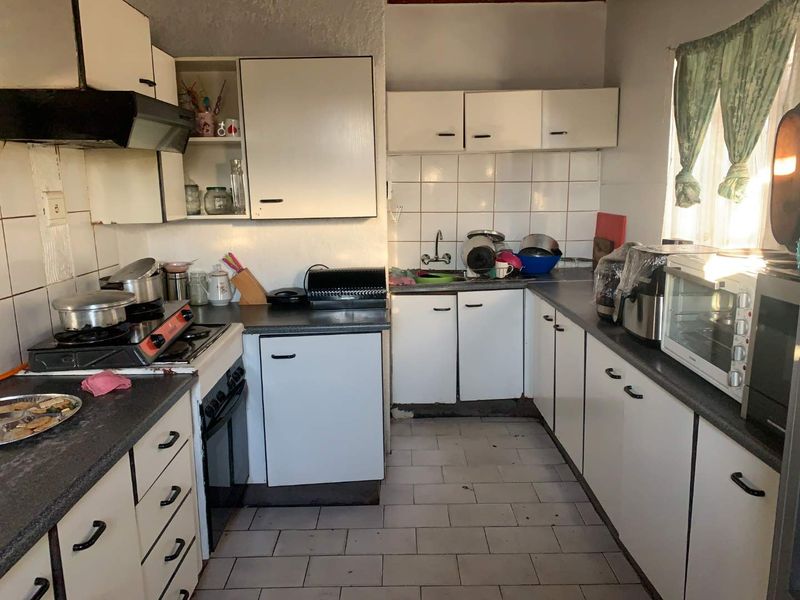 For Sale: Spacious 2-Bedroom Full Title Home – South Hills, Johannesburg - Photo 2