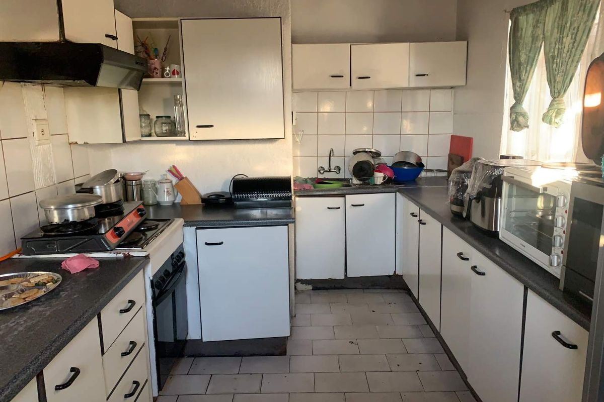 For Sale: Spacious 2-Bedroom Full Title Home – South Hills, Johannesburg - Photo 2