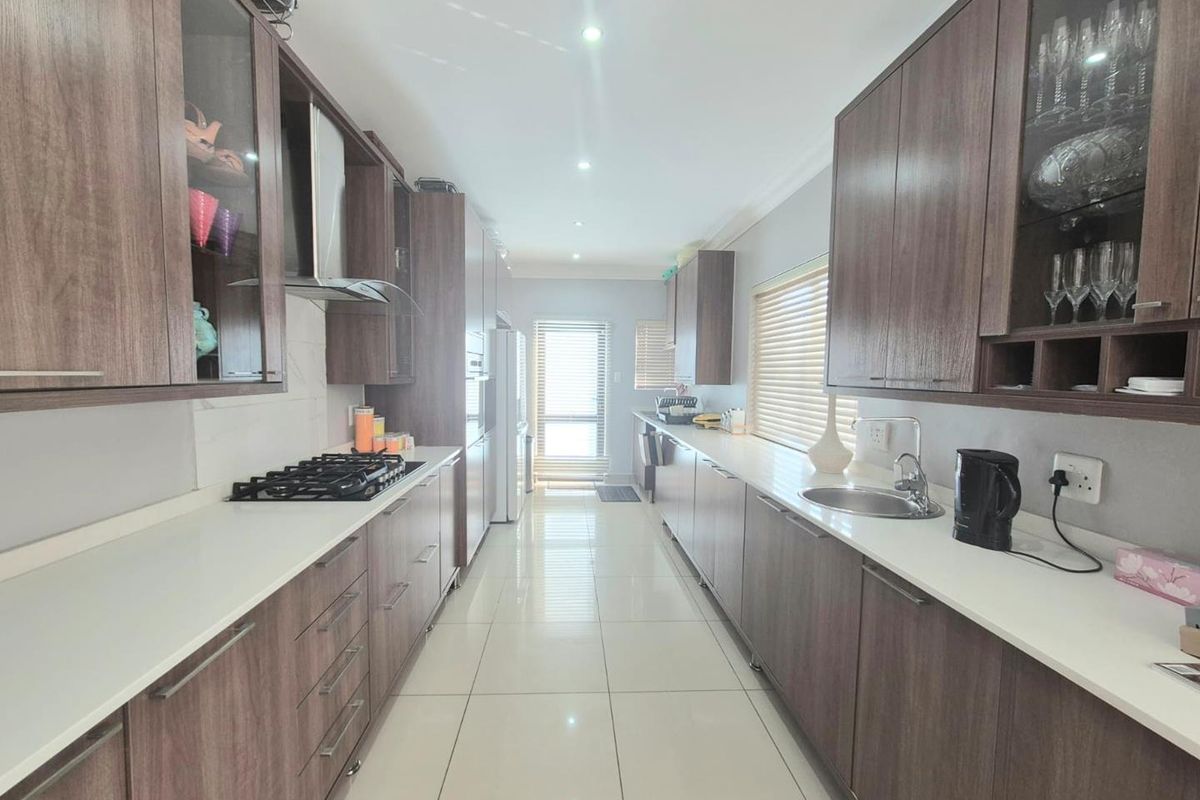 Modern, Elegant, Private Corner Unit Overlooking Nature - Photo 4