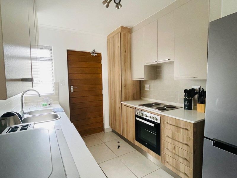 Gorgeous top floor Apartment with enclosed patio - Photo 5