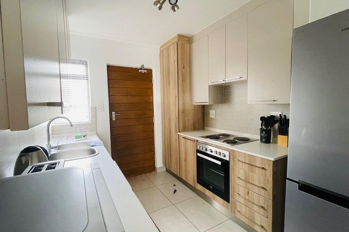 Gorgeous top floor Apartment with enclosed patio - Photo 5