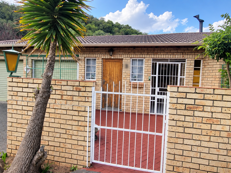 Sectional Title Home in Westdene - Close to Westdene Centre & Loch Logan