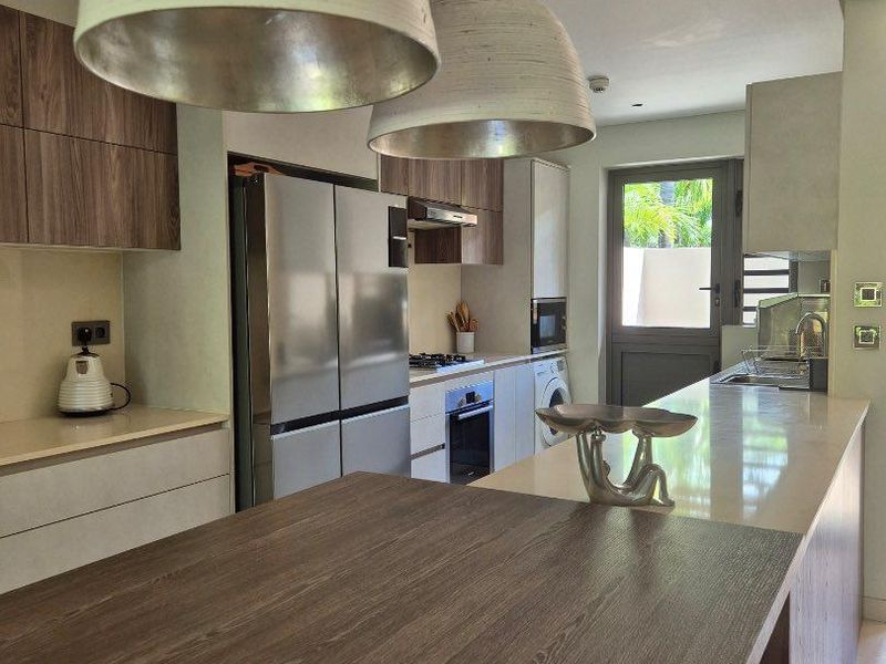 Luxury Redefined with Championship Golf Course Views. - Photo 4