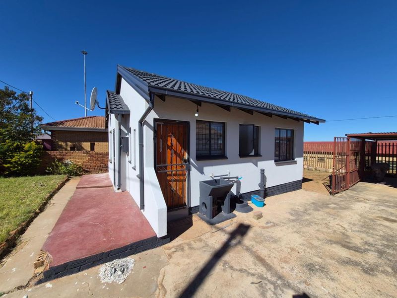 2 Bedroom House for Sale in Soshanguve WW - Photo 3