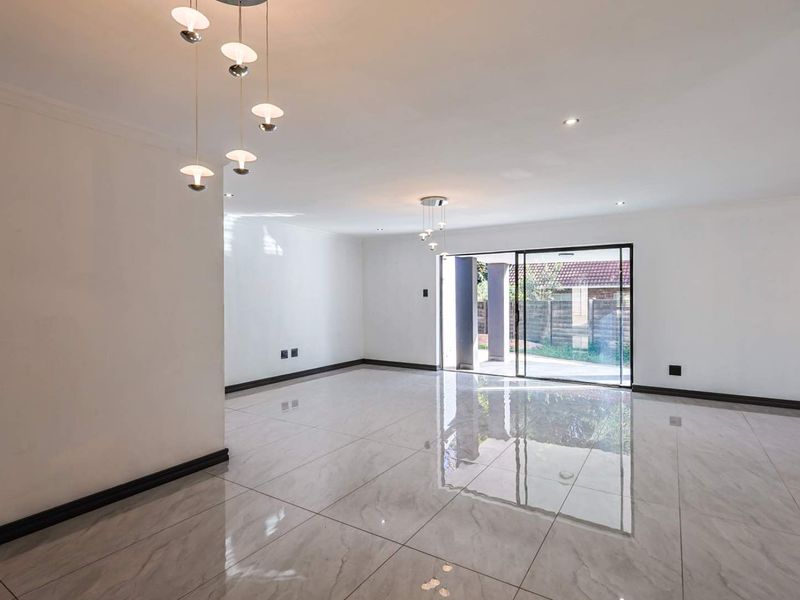 Newly Renovated 6-Bedroom Single-Storey Home with Flatlet – Turnkey Perfection - Photo 5
