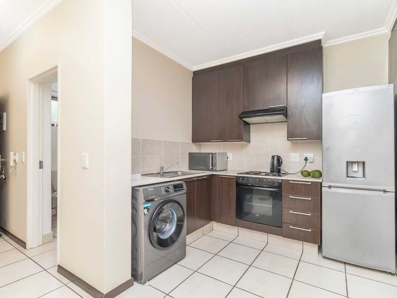 ☀️ Natural Light & Smart Layout - Photo 7