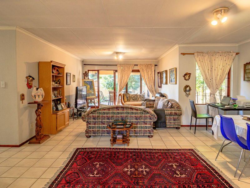 A spacious 2-bedroom freehold cluster home situated in a secure estate in  Douglasdale. - Photo 4