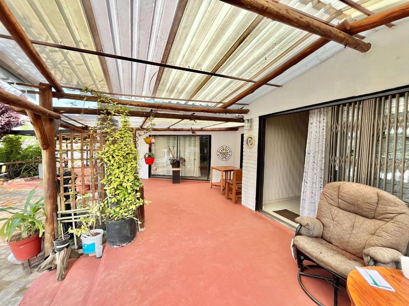 Spacious 3-Bed Home with Private Flatlet in Van Dyk Park! - Photo 2