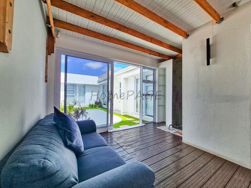 Fairway Estates, Walvis Bay:  Beautiful 4 Bedr Contemporary Home with indoor Pool is for Sale - Photo 5