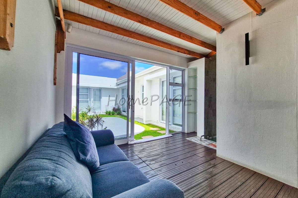 Fairway Estates, Walvis Bay:  Beautiful 4 Bedr Contemporary Home with indoor Pool is for Sale - Photo 5