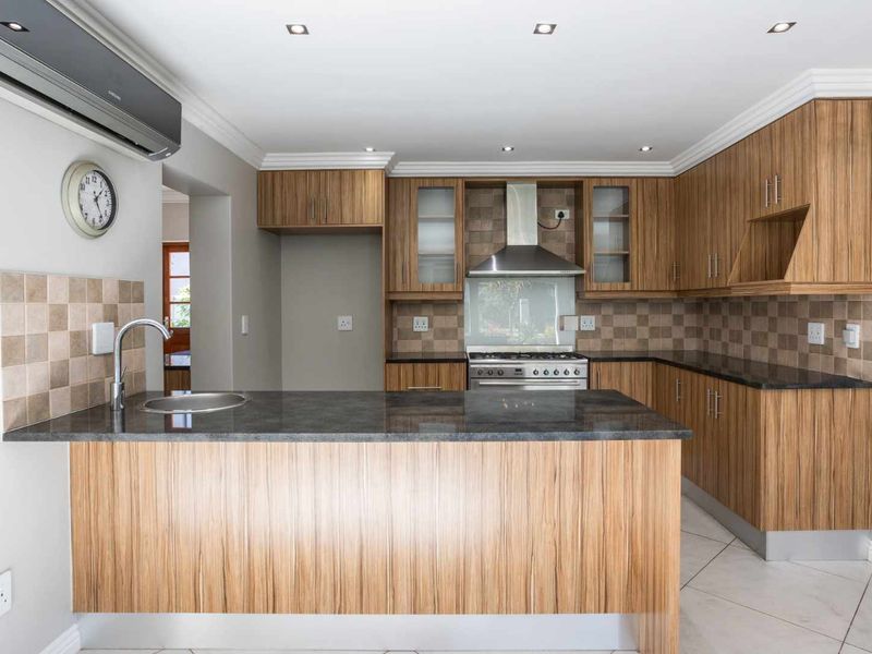 Elegant Three-Bedroom Family Home in a Peaceful Setting for Rent on Val de Vie Estate - Photo 4