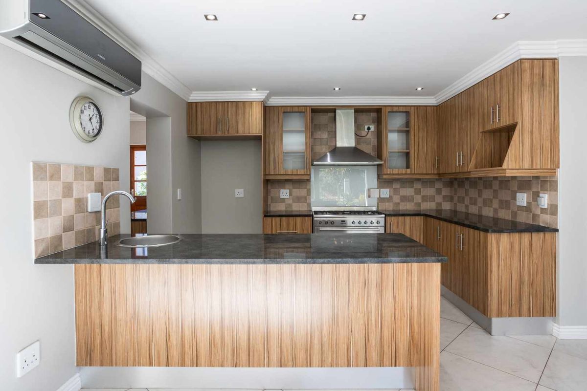 Elegant Three-Bedroom Family Home in a Peaceful Setting for Rent on Val de Vie Estate - Photo 4
