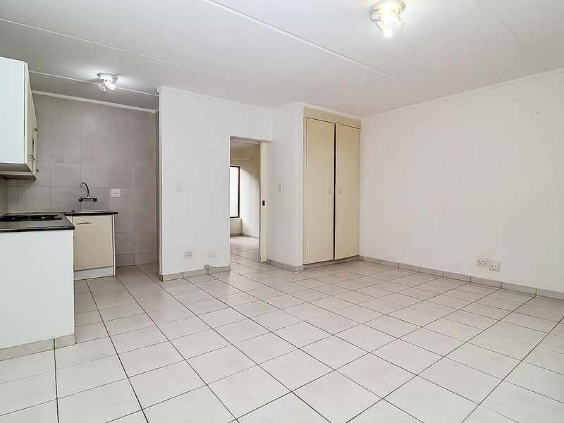 Ideal First Time Buy - Secure Lock-Up and Go Garden Unit. - Photo 2