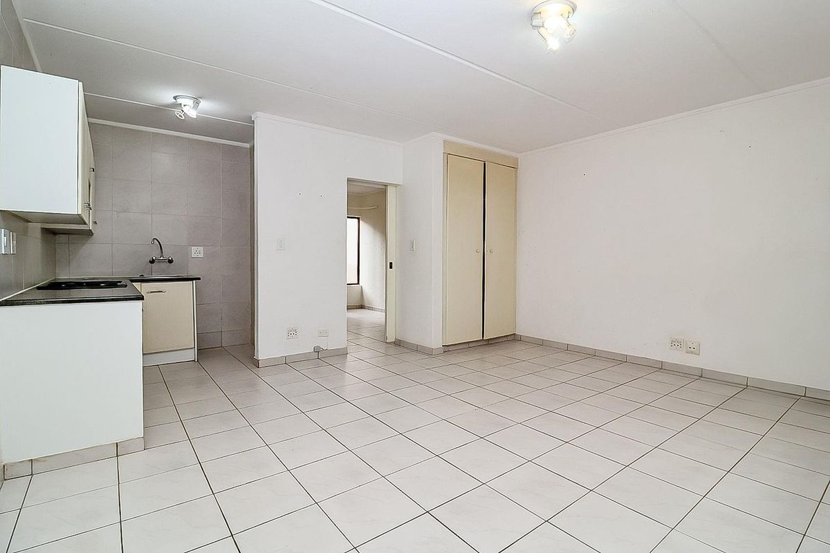 Ideal First Time Buy - Secure Lock-Up and Go Garden Unit. - Photo 2