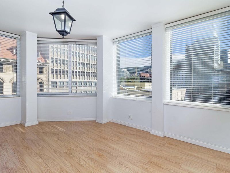 Spacious and convenient city living in central Cape Town - Photo 9