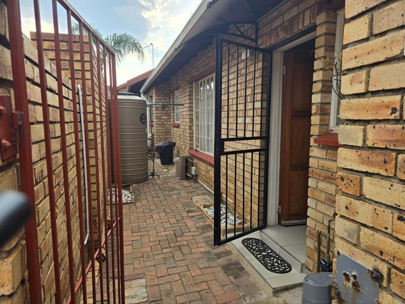 3 Bedroom Townhouse in Glen Marais - Photo 3