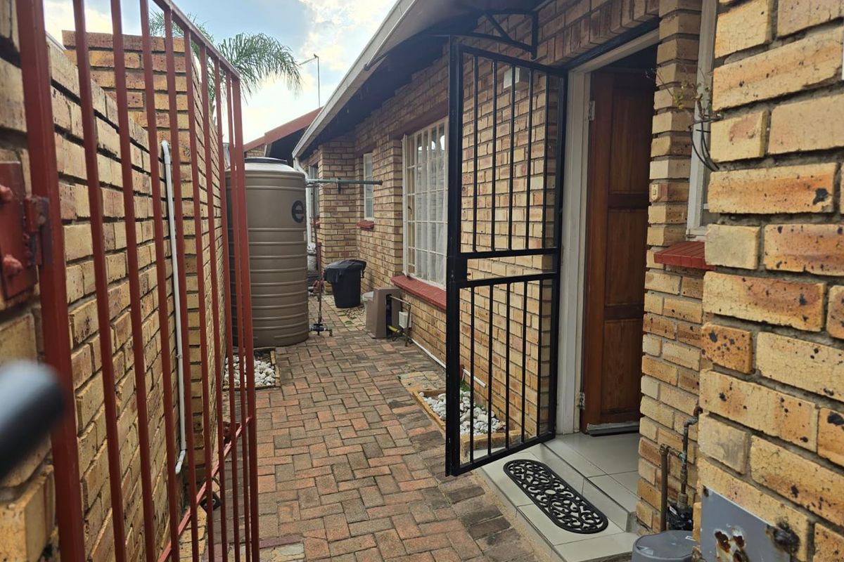 3 Bedroom Townhouse in Glen Marais - Photo 3