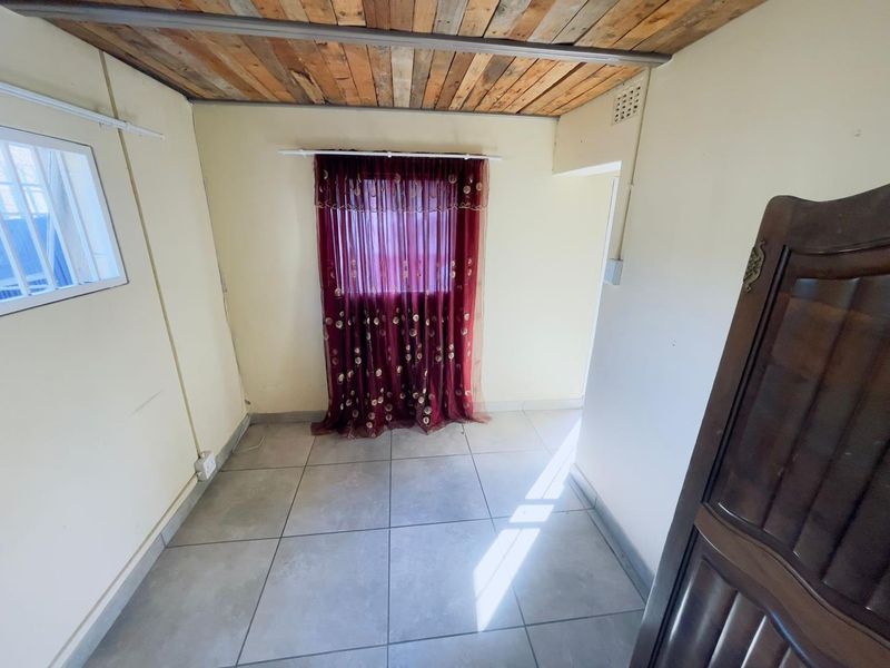 BACHELOR FLAT AVAILABLE IMMEDIATELY - Photo 6