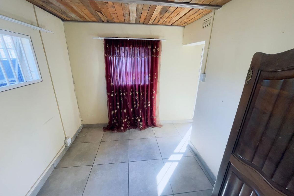 BACHELOR FLAT AVAILABLE IMMEDIATELY - Photo 3