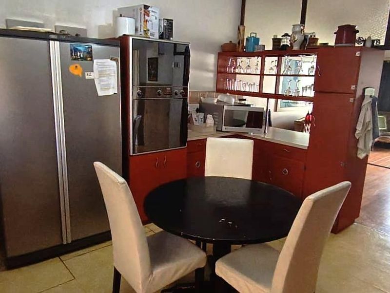 Bedroom in fully furnished shared house available for rent. - Photo 9