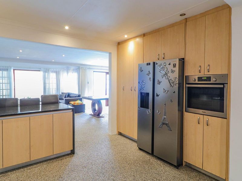 3 Bedroom Townhouse in the Heart of Bryanston - Photo 10