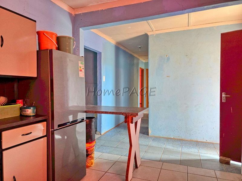 Outjo:  Basic Family Home with flat and double Garage for Sale - Photo 4