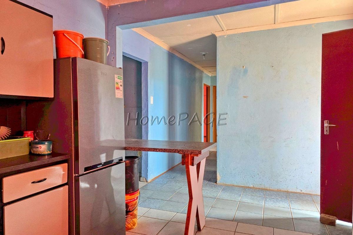 Outjo:  Basic Family Home with flat and double Garage for Sale - Photo 4