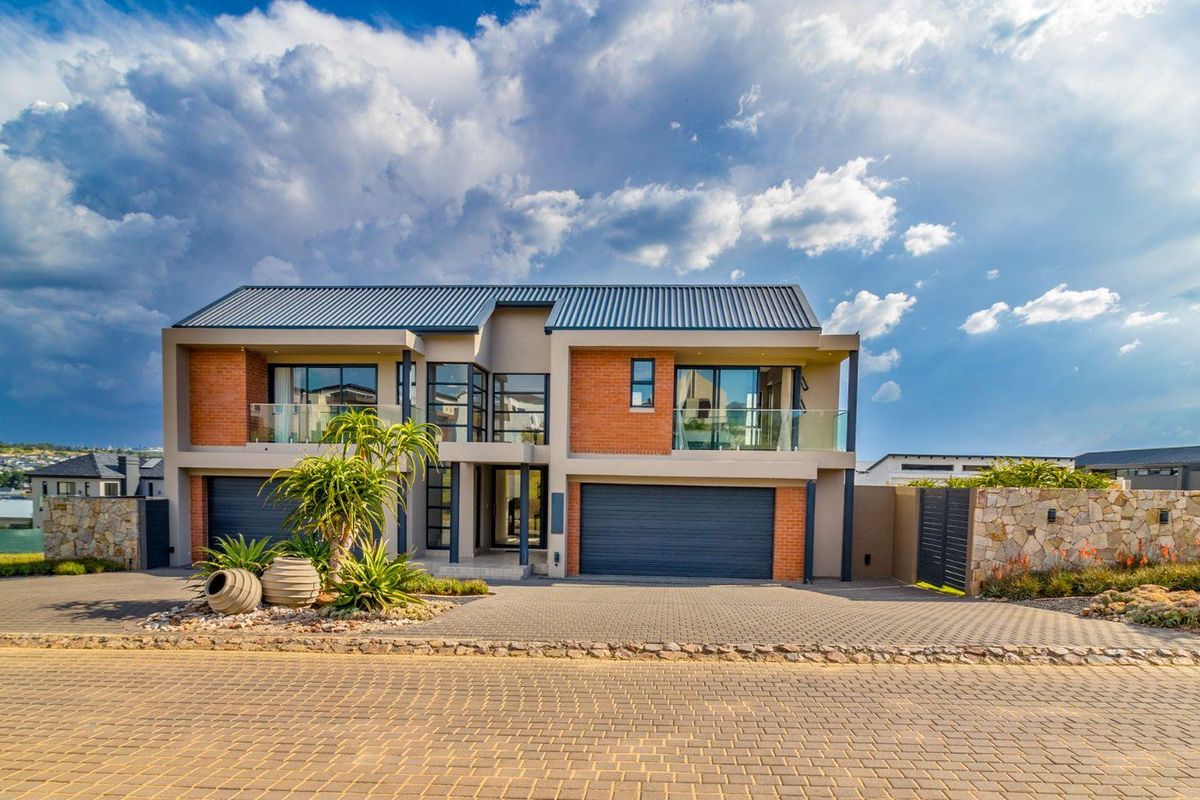 Modern Five Bedroom Home For Rental In Waterfall Country Estate. - Photo 2