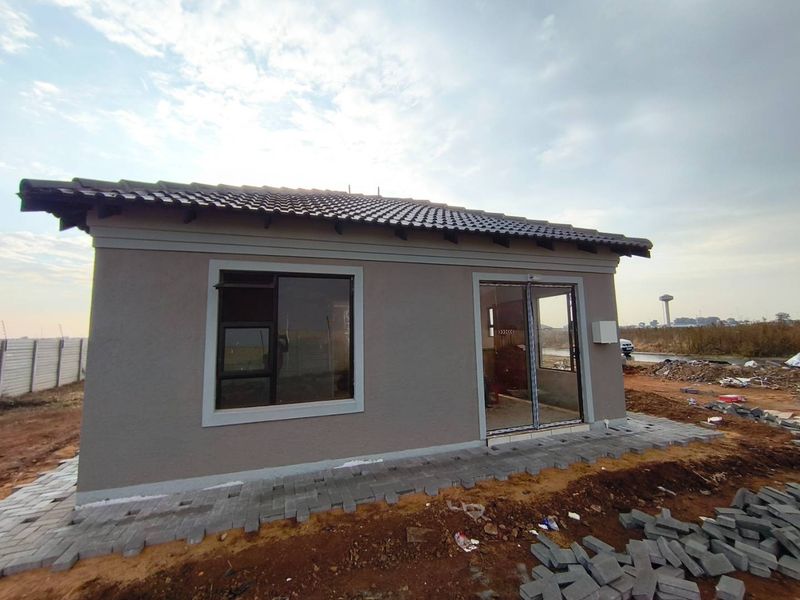 Stylish 2-Bedroom Home for Sale in Windmill Park Ext 32 - Photo 6