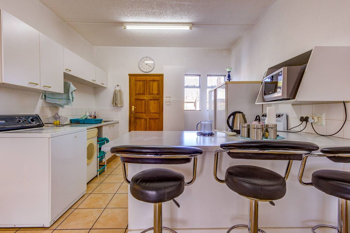 3 Bedroom  Ground floor Townhouse in Norkem Park - Photo 5